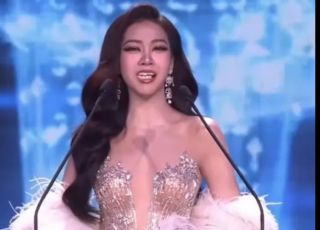 Candidata a miss viraliza após dentes caírem durante desfile. VEJA VÍDEO