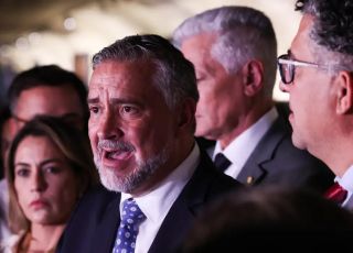 Base do governo pede indiciamento de Bolsonaro na CPMI do INSS