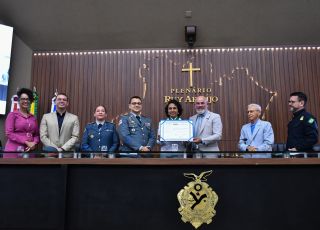 Cabo Maciel concede o Título de Cidadã Amazonense à Major QOPM Franciane, coordenadora do Formando Cidadão