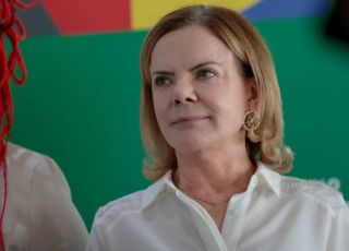 Gleisi critica presença de Flávio e Eduardo Bolsonaro em evento conservador nos EUA