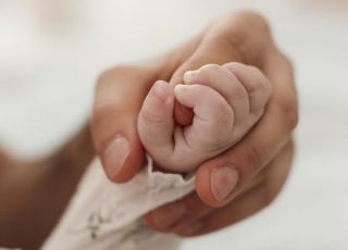 Caso incomum desafia a ciência: mulher não consegue identificar pai do bebê após relação com gêmeos idênticos