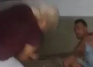 Suspeito de roubo é agredido por moradores após ser encontrado dormindo em via pública. VEJA VIDEO