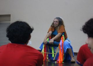 Espetáculo reúne estudantes e idosos em apresentações que cruzam humor e crítica social em Manaus