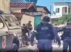 Policial militar é atacado por traficantes de drogas e tem a arma de fogo roubada no bairro do Coroado, Zona Leste de Manaus. VEJA VÍDEO