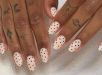 Bolinhas retrô nas unhas: esse estilo vintage leve está em alta e é perfeito para o dia a dia