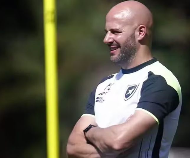 Próximo do Botafogo, Franclim Carvalho superou concorrentes experientes para ter primeira oportunidade como técnico fora da Europa