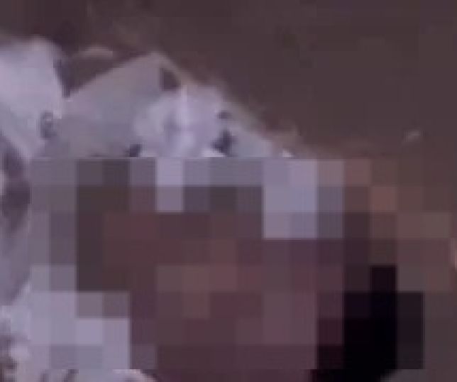 IMAGENS FORTES! Criminosos violam túmulo e ateiam fogo em corpo em cemitério. VEJA VÍDEO