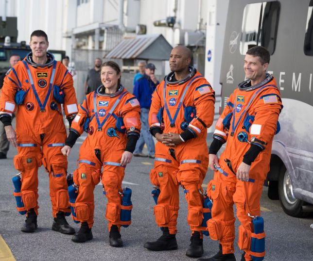 Traje laranja da Artemis II esconde tecnologia vital e aumenta chances de resgate