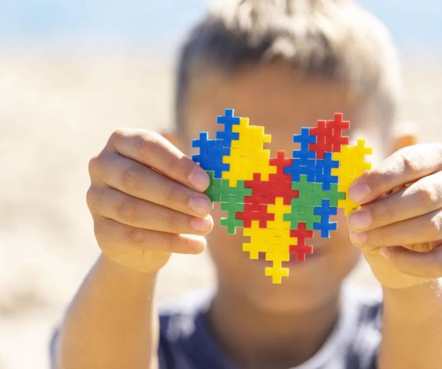 Autismo na adolescência e vida adulta expõe falhas no cuidado e na inclusão