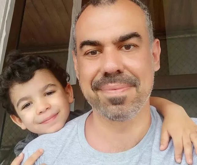 'Era só uma criança': humorista se emociona ao falar sobre morte do filho