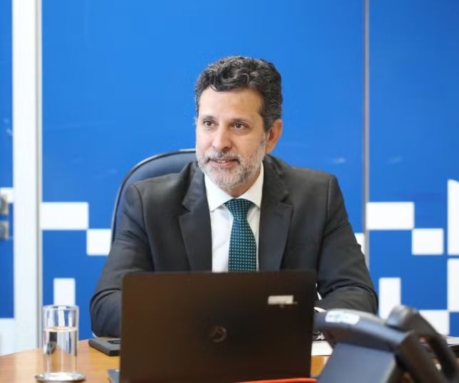 Lula oficializa saída de Camilo Santana do MEC e nomeia substituto