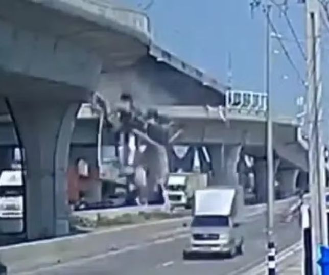Caminhão de cimento rompe barreira de viaduto e despenca na Tailândia. VEJA VÍDEO