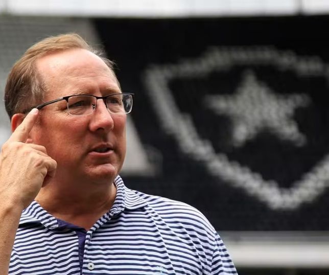 Botafogo entra na Justiça contra Lyon, cobrando dívida de R$ 745 milhões: 'inadimplência gerou impactos diretos'