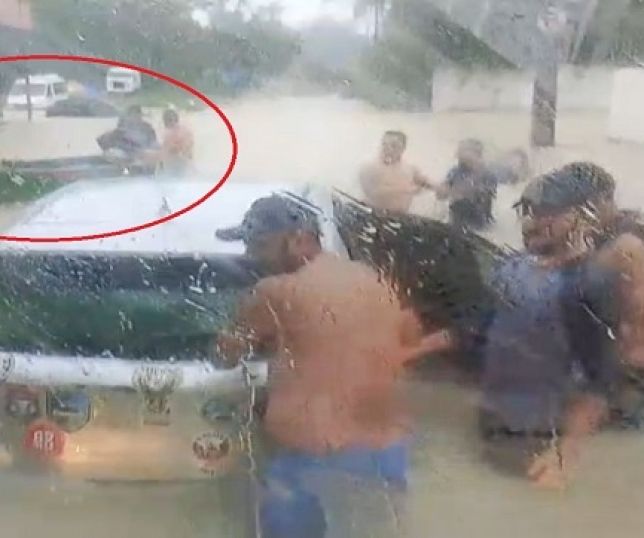 Filmagem mostra carro ilhado e cá lá navegando em plena avenida que virou rio durante a forte chuva em Manaus. VEJA VÍDEO
