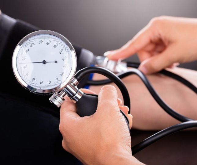 Por que cuidar da mente também ajuda a controlar a pressão alta?