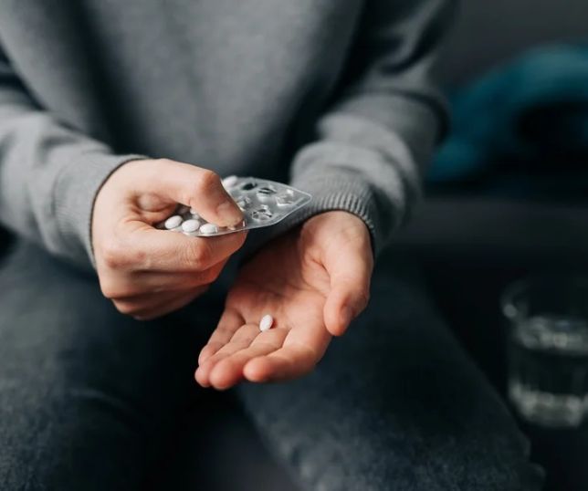 Uso de anti-inflamatórios sem orientação médica acende alerta para riscos silenciosos