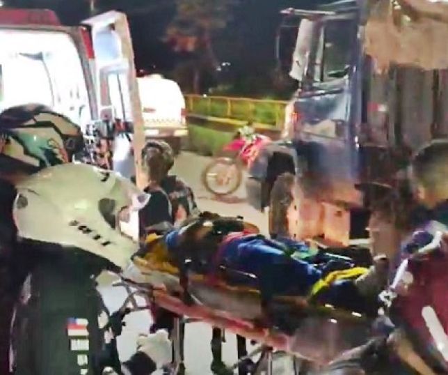 Motociclista de aplicativo e passageira ficam gravemente feridos em acidente de trânsito na Avenida das Flores, Zona Norte de Manaus