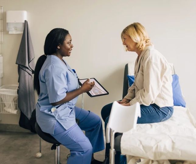 Corrimento vaginal pode indicar problemas e ginecologista alerta para sinais de risco