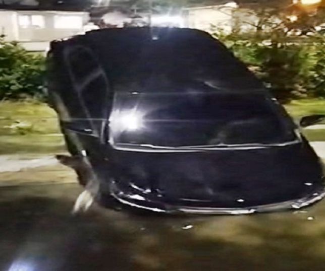 Motorista perde o controle da direção e carro preto cai no igarapé do Passarinho, bairro Monte das Oliveiras, Zona Norte de Manaus. VEJA VÍDEO