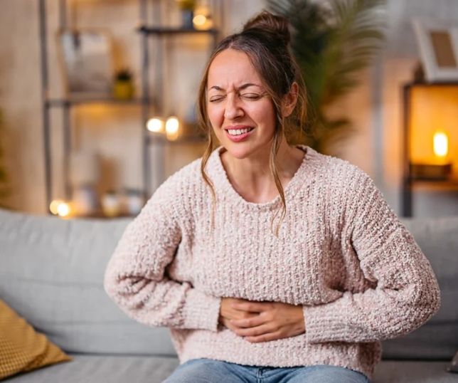 Segurar o cocô pode causar problemas sérios, alerta coloproctologista