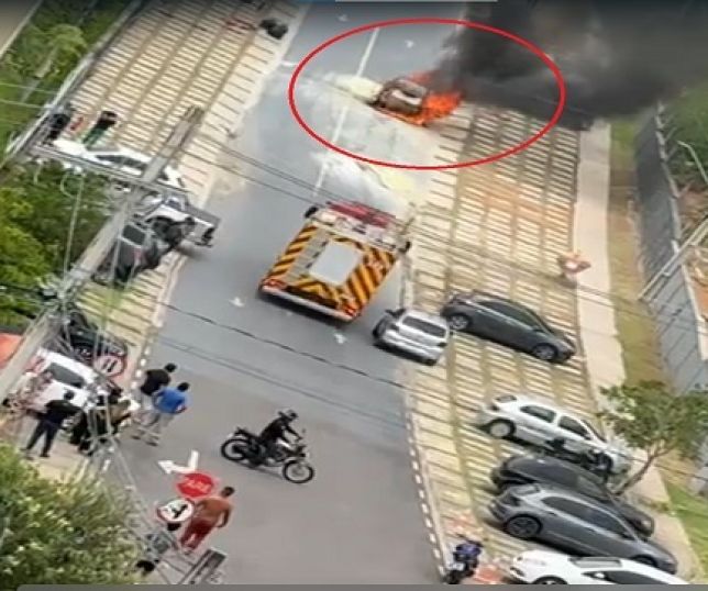 Carro com cinco pessoas pega fogo em avenida do Conjunto Residencial Castanheiras, Zona Leste de Manaus. VEJA VÍDEO