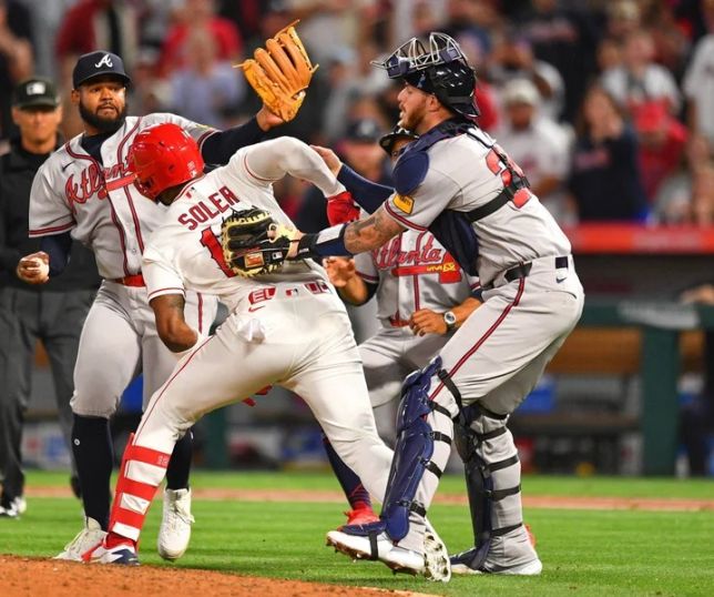 Jogo de beisebol nos EUA termina em pancadaria entre jogadores após arremesso polêmico. VEJA VÍDEO