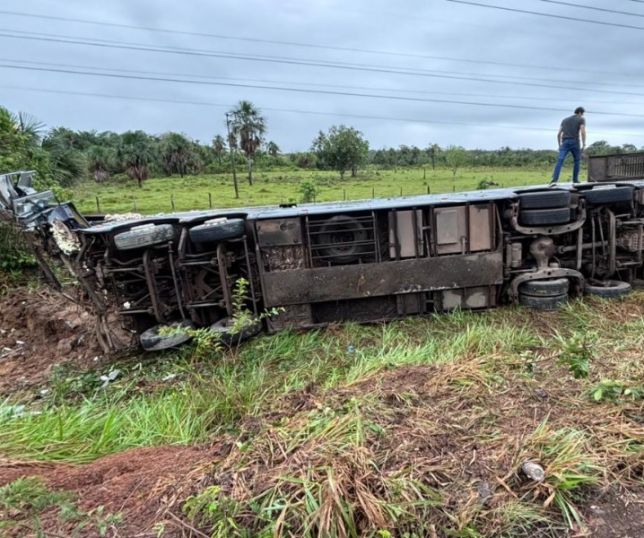 Ônibus tomba na BR-174 em Caracaraí e deixa passageiros feridos. VEJA VÍDEO
