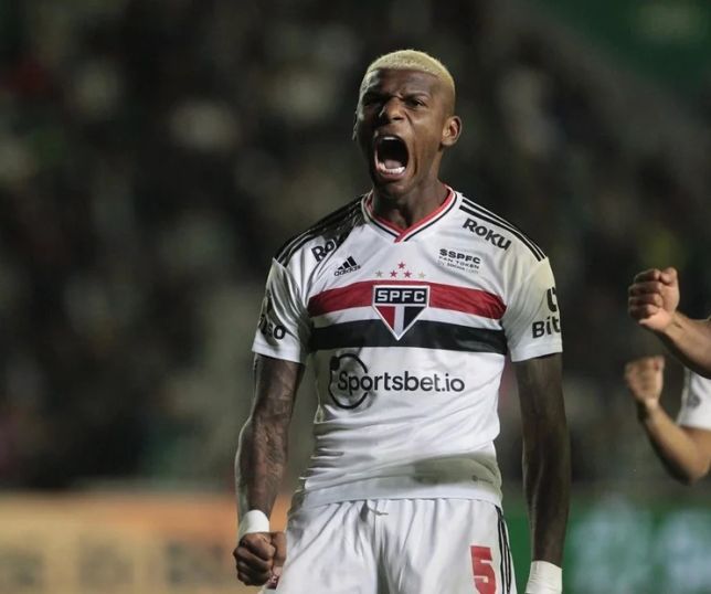 Arboleda é visto em jogo no Equador e aumenta tensão com o São Paulo