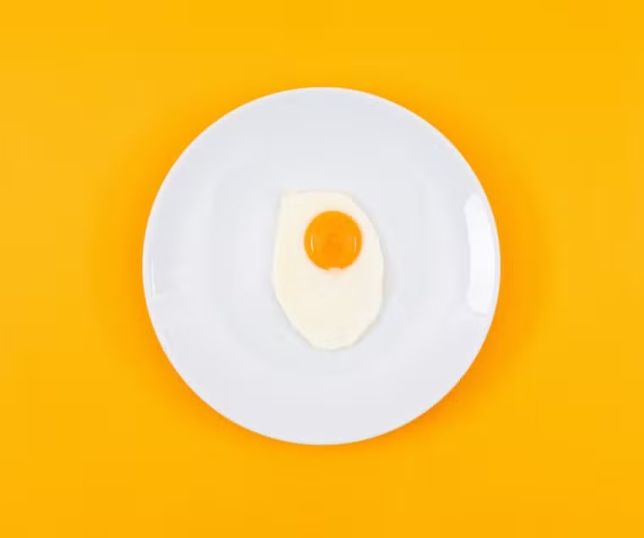 Ovo com gema mole é seguro? Especialistas explicam riscos e cuidados no consumo