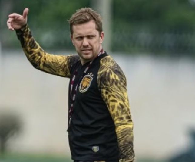 Campeão olímpico com a Seleção supera câncer, estreia como treinador e se emociona: 'Grato a Deus'