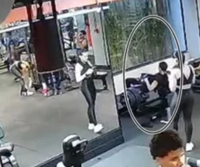 Acidente em academia deixa jovem com fraturas nos dois joelhos após falha em equipamento. VEJA VÍDEO