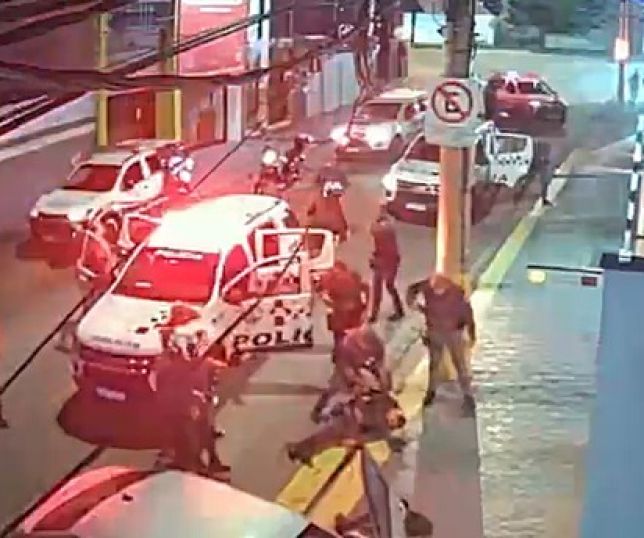 Policial militar e três criminosos morrem em troca de tiros após roubo a farmácia. VEJA VÍDEO