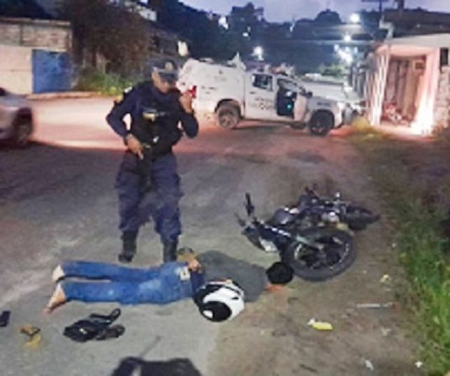 Motoqueiro é preso em flagrante com simulacro de arma de fogo quando fazia assaltos na Cidade Nova, Zona Norte de Manaus