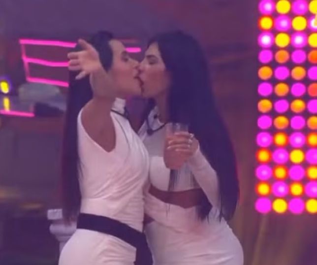 Beijo entre participantes agita festa do BBB 26 e repercute entre os brothers. VEJA VÍDEO