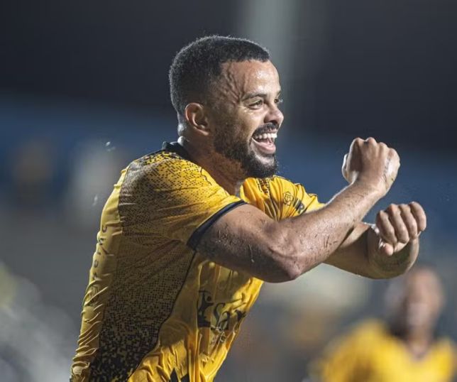 Com duas assistêncis e um gol, Tavares celebra vitória e união: 'Um se doando pelo outro'