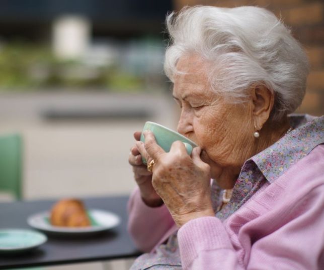 Café reduz risco de demência e protege função cognitiva, aponta estudo