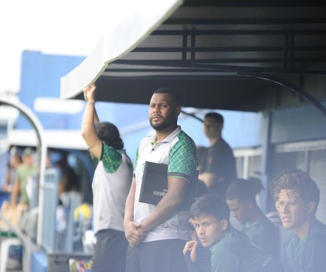 Adenilson se aposenta dos gramados e inicia carreira como auxiliar na base do Manaus