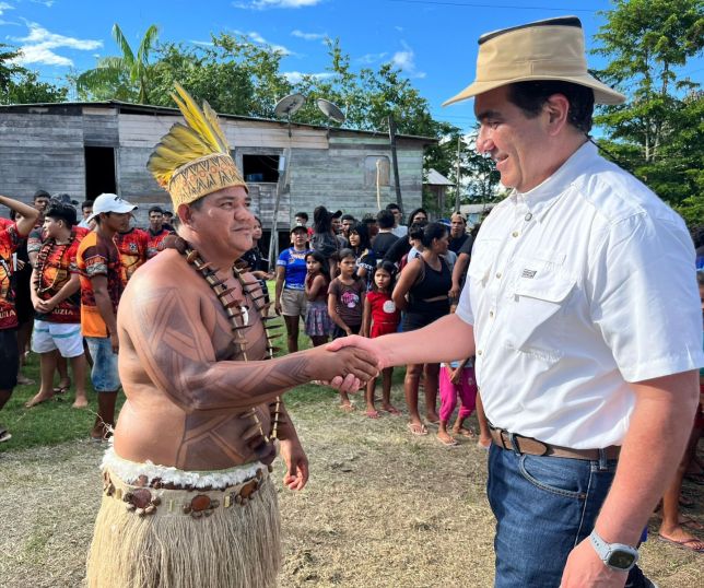 Deputado Abdala Fraxe participa de inauguração de ginásio e abertura dos Jogos Olímpicos Indígenas em Alvarães