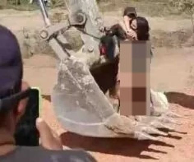 Mulher sobe em retroescavadeira, chama atenção e vira atração em garimpo. VEJA VÍDEO