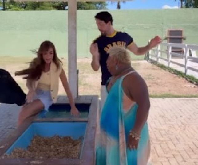 Nicole Bahls leva cabeçada de vaca e cai em bebedouro durante visita à fazenda