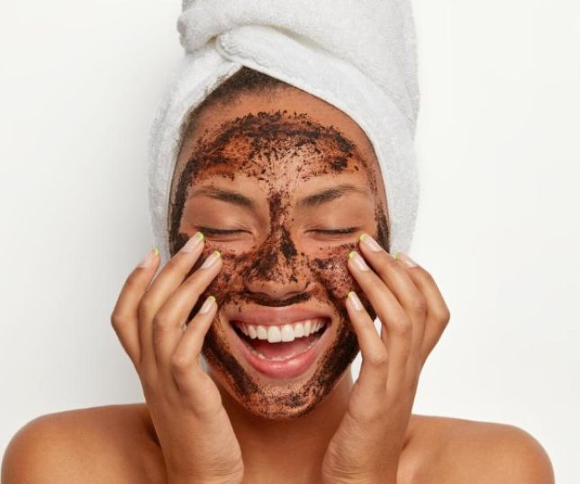Esfoliação com café funciona? Veja benefícios, mitos e cuidados antes de usar na pele