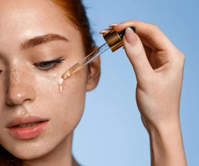 Niacinamida ganha destaque como aliada versátil nos cuidados com a pele