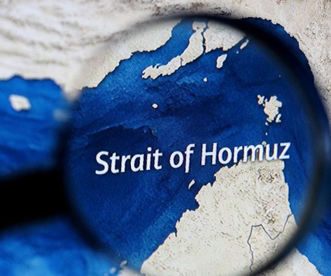 Tensão no Golfo: Irã avalia propostas dos EUA enquanto crise no Estreito de Ormuz se intensifica