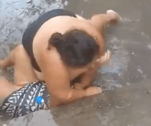 Mulher é acusada de matar suposta amante do marido em ataque violento registrado. VEJA VÍDEO