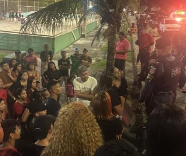 Familiares e amigos protestam após morte de jovem em ação policial no bairro da Alvorada, Zona Centro-Oeste de Manaus. VEJA VÍDEO