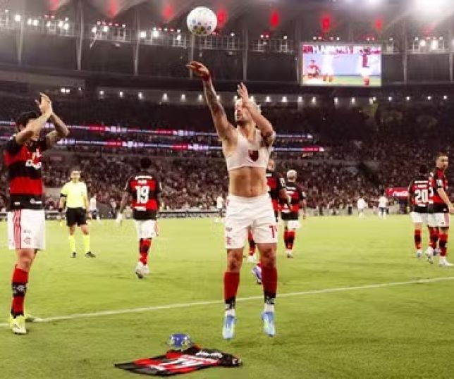 Flamengo vence o Bahia por 1 a 0 e mantém liderança do Brasileirão