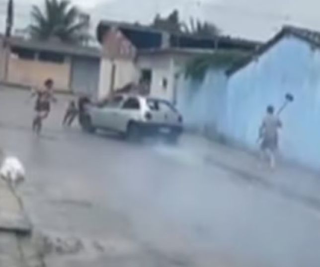 Homem atropela ex-companheira após não aceitar fim do relacionamento e foge. VEJA VÍDEO