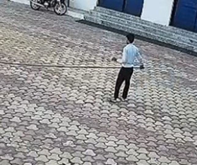 IMAGENS FORTES! Funcionário morre eletrocutado ao tentar espantar macaco em hotel na Índia. VEJA VÍDEO