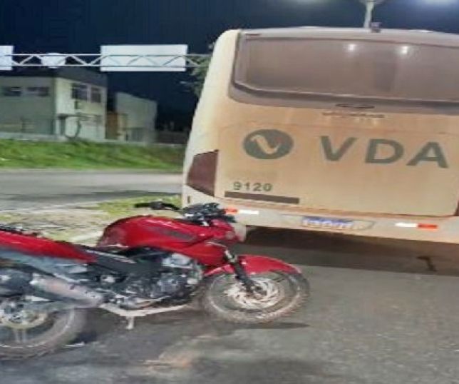 Motociclista cai na pista e vai parar debaixo de ônibus na Alameda Cosme Ferreira, Zona Leste de Manaus. VEJA REPORTAGEM DO 'PORTAL DO ZACARIAS' AO VIVO