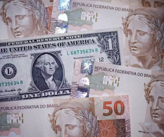 Dólar cai para R$ 4,96 com trégua entre EUA e Irã; Ibovespa recua 1,56% aos 193 mil pontos